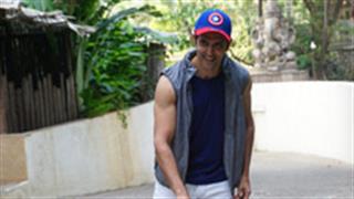 Impromptu birthday celebrations for Hrithik Roshan as fans galore at his residence!