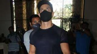 समन के बाद क्राइम इंटेलिजेंस यूनिट के सामने बयान दर्ज़ करने पहुंचे ऋतिक रोशन!