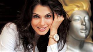 Isha Koppikar wants biopic on Kiran Bedi, Indira Gandhi