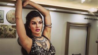 Jacqueline Fernandez gives a live performance winning hearts at an award function 