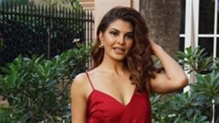जैकलीन की ये लाल ड्रेस है गर्मियों के लिए कूल