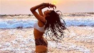 बिच पर इस शख्स के साथ मस्ती करती दिखी बॉलीवुड एक्ट्रेस जाह्नवी कपूर, तस्वीरें वायरल!