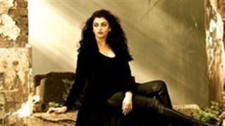Watch: Intense Look of Aishwarya in 'Bandeya' from Jazbaa!