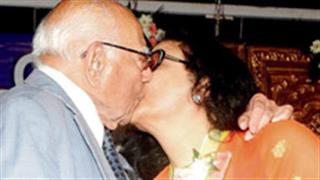 OMG! Ram Jethmalani 'kisses' yesteryear actress Leena Chandavarkar
