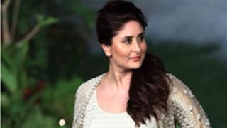 Kareena Kapoor Khan shimmers in gold at LFW grand finale