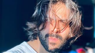 Kartik Aaryan shares his new look, fans compare it with Hollywood star Keanu Reeves!