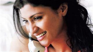 Konkana Sen Sharma thanks by presenting a saree to Luxmi Das!