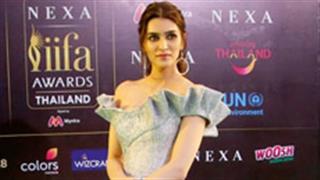 Kriti Sanon wins the Style Icon award at IIFA!