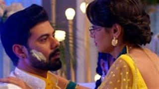 Abhi smears his haldi on Pragya’s cheeks, find out what happens on Kumkum Bhagya before the episodes air only on ZEE5 Club
