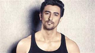Kunal Kapoor recalls the hysteria millennial superstar Hrithik Roshan evoked upon his debut
