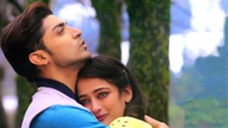 Watch how Gurmeet Choudhary Woos Akshara Haasan!