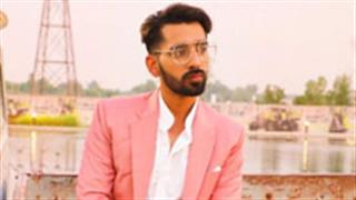 Maninder Buttar singing his 'Dil Main Nahi Laouna' with his friends will win your hearts