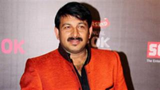 Manoj Tiwari takes to the stage for Farhan Akhtar