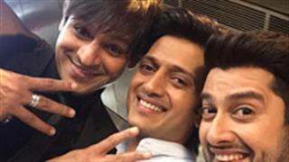 'Masti' trio click a 'selfie'