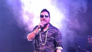 Mika Singh gets the audience grooving with ‘2 Shots’!