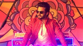 Dancing Uncle aka Sanjeev Shrivastva grooves to Kamariya from 'Mitron'