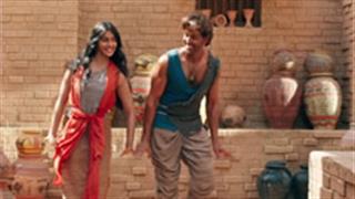 Watch The Video: Hrithik-Pooja beautifully grooving on Sarsariya
