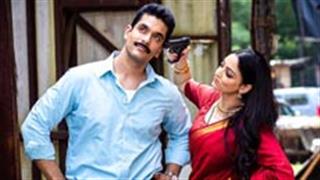 अभिनेत्री संदीपा धर ने अंगद बेदी पर बंदूक तानते हुए कहा, केवल उन्हें गोली मार सकती हूँ