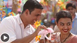 Watch 'Pad Man' Akshay expressing his love to wife Radhika in 'Aaj Se Teri'!
