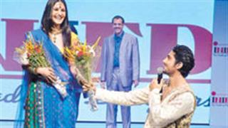 Prateik goes down on his knees for Amyra Dastur