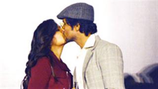 Randeep Hooda and Richa Chadda 'kiss' on stage