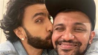 Ranveer Singh’s dancing to Rajit Dev’s tunes once again!