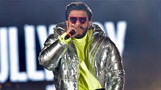 Unstoppable Ranveer Singh jumps into the crowd at the Gully boy Music Launch Event