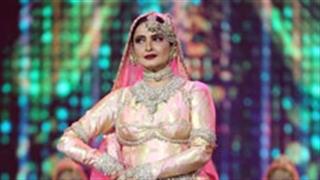 After 20 years Rekha set the stage on fire at IIFA 2018!