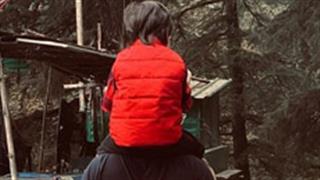 पापा के कंधों पर बैठकर मैक्लोडगंज की सैर करते नज़र आए तैमूर अली खान!