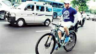 Salman Khan rides bicycle in Mumbai without holding handlebars!