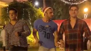 Salman Khan celebrating Christmas with Arbaaz and Sohail is a treat for fans!