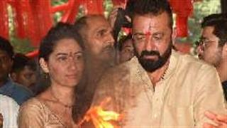 Sanjay Dutt and family celebrate Ganesh Chaturthi, performs Aarti