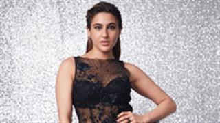 Sara Ali Khan sizzles as she grabs the award for 'Fresh Face Of The Year'