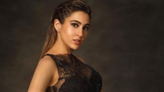 Sara Ali Khan allures the night under the sapphire sky!