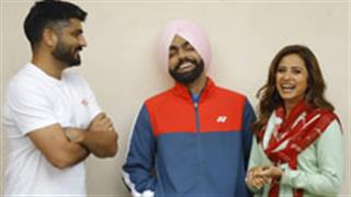 Sargun Mehta asks her supportive friends, Ammy and Jagdeep to listen to her extremely hilarious Shayari!