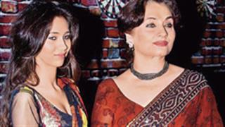 Sasha and mother Salma have an alleged fight at Oshiwara police station!