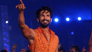 उप्स मूमेंट: आईपीएल सेरेमनी में स्टेज पर परफॉर्म के दौरान शाहिद को लगी ठोकर?