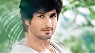 When Shahid remained captivated in salon for 2 hours?