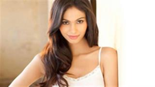 Gowariker casts new find Shamata Anchan in 'Everest'