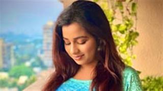 बॉलीवुड की मशहूर गायिका श्रेया घोषाल ने इस मोहक अंदाज़ में किया बेबी बंप फ्लौंट!