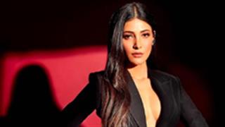 Shruti Haasan seems to look sexier in a somber goth-ethnic fusion look for the pandemic
