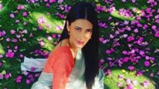 Shruti Haasan Shows her fans a taste of both the stylish personalities of herself in a gorgeous pistachio green saree!