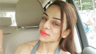 Shweta Rathore felicitated by Khalli at Gravity Mega Award