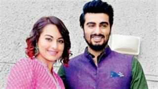 Ex flames Sonakshi and Arjun let bygones be bygones