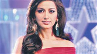 Sonali Bendre surprised to see hubby Goldie at LFW