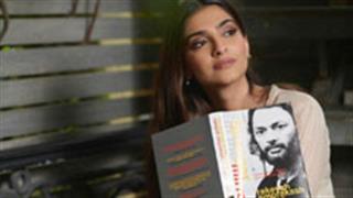 सोनम कपूर ने राकेश ओमप्रकाश मेहरा किताब 'द स्ट्रेंजर इन द मिरर' का कवर किया रिलीज़!