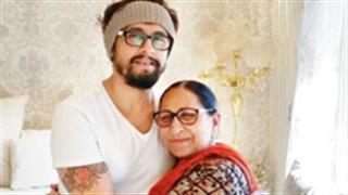 This snap of Sarabjit's sister, Dalbir Kaur with Sonu Nigam will warm your heart