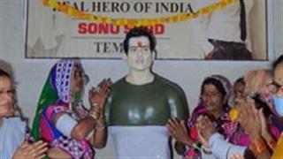 सोनू सूद को फैन्स ने दिया भगवान का दर्जा, बना डाला मंदिर!