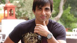 In Punjab !!! Sonu Sood gifts 50 cycles to his gym members 