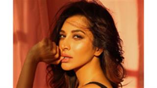 Sophie Choudry motivates us to fashionably train in the pandemic!
